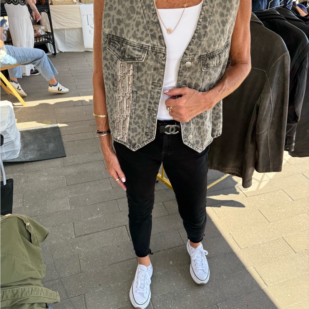 Universal Thread Gray Animal Print Vest - Picture 7 of 8
